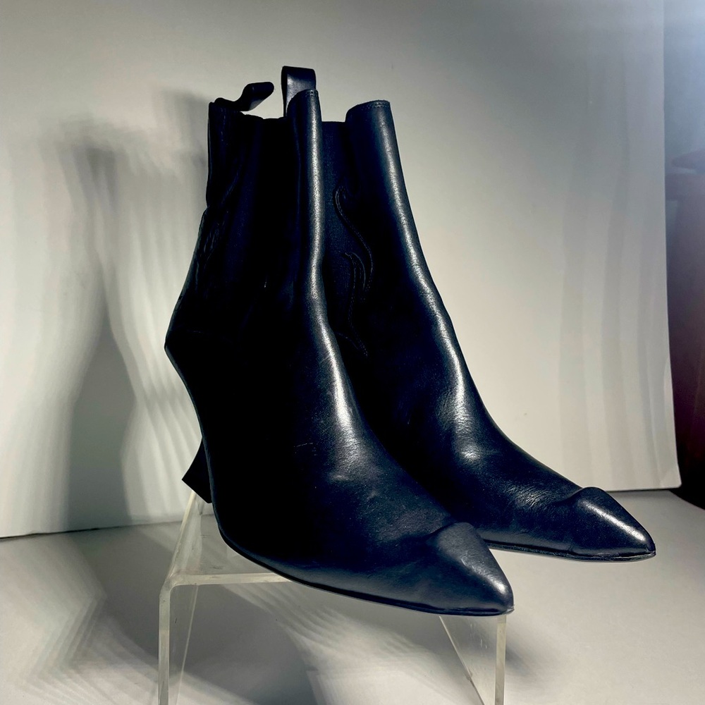 Fluevog Black Leather Chelsea Boot Sz 8.5 Womens U.S
Medium Width.